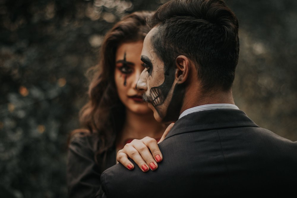 How Can You Use Lighting Effectively in a Halloween Couple Photoshoot?