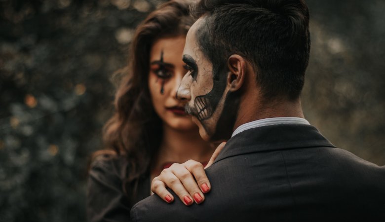 How Can You Use Lighting Effectively in a Halloween Couple Photoshoot?